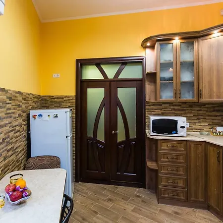 On Sholom Aleichem та ще варіант поруч Apartment